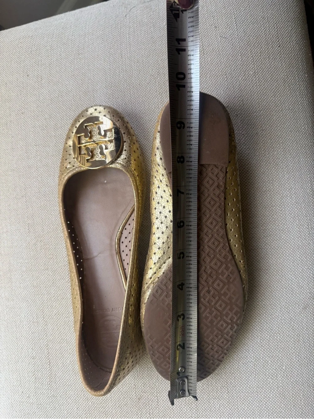 Tory Burch Women's Gold Leather Ballet Flats runs like Size 7 good condition